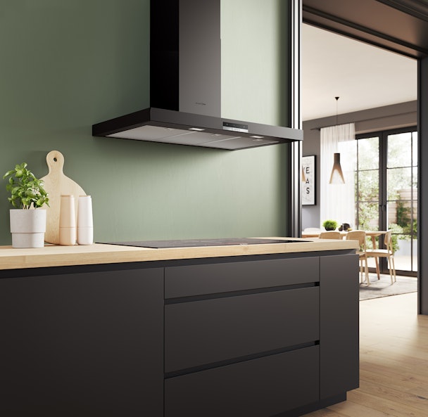 Een zwarte wandschouwkap is een eye-catcher in elke keuken.