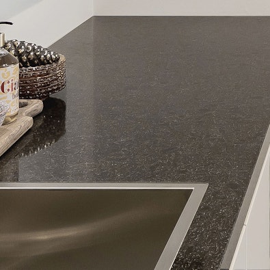 Zwevende zwarte werkblad composiet