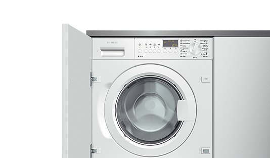 Inbouw wasmachine achter geopende kastdeur